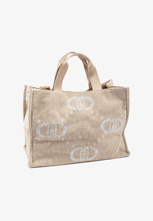 Borsa a spalla beige realizzata in materiale morbido, caratterizzata da un motivo logo ripetuto in azzurro chiaro e due manici robusti. Chiusura con cerniera in alto.