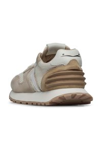 Sneaker in suede e mesh beige con accenti bianchi, tacco testurizzato e suola in gomma leggera, caratterizzato da un design a righe distintivo.
