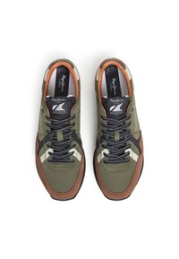 Chaussures de sport vertes et marron avec des lacets noirs, en tissu et matériaux en daim, avec des accents de logo. Dotées d'une languette rembourrée et de bandes latérales contrastées.