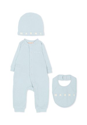 Conjunto de bebé azul claro con gorro, body y babero, todos con texto del logo Marni en color crema sobre tela suave.
