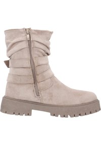 Bottes en daim beige à talon, avec un tige légèrement évasée, fermeture éclair latérale et semelle en caoutchouc texturé présentant un motif de semelle robuste.