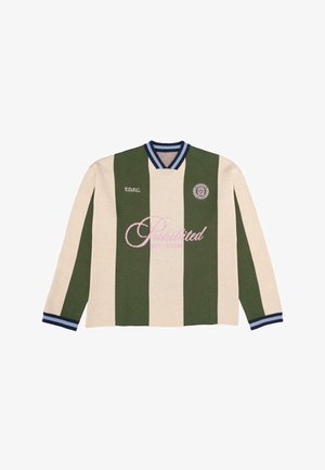 Pull rayé vert et beige avec un col rond et du texte rose. Complété par une écharpe à motifs et une casquette crème avec un logo.