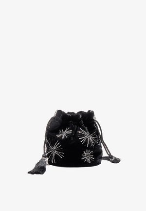 Čierna zamatová taška so sťahovacou šnúrkou, striebornými hviezdicovými ozdobami, detailom strapca a nazbieraným horným okrajom. Mäkká textúra, okrúhly tvar a dekoratívne kovanie.