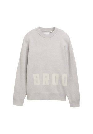 Hellgrauer Pullover mit Rundhalsausschnitt, langen Ärmeln und gerippten Bündchen, mit großen verblassten Buchstaben "BROO" im unteren vorderen Bereich.