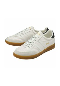 Witte leren sneakers met een geborduurd ontwerp, drie zijstrepen en een zwarte hielaccent. Voorzien van een rubberen gumzool en metalen oogjes.