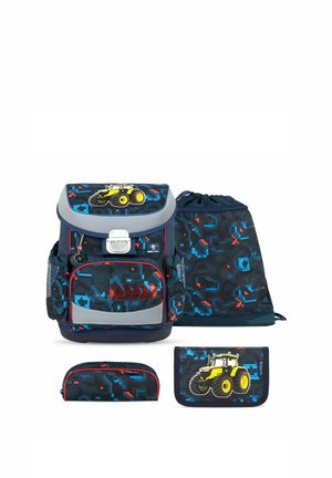 Kinderschulranzen-Set mit blau-schwarzem Pixelmuster und gelben Traktor-Grafiken, inklusive Rucksack, Turnbeutel, Federmäppchen und Geldbörse.