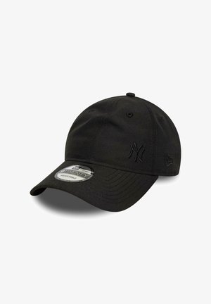 Gorra de béisbol negra ajustable con visera curvada, logo de los New York Yankees en el frente y logo de New Era en el lado.