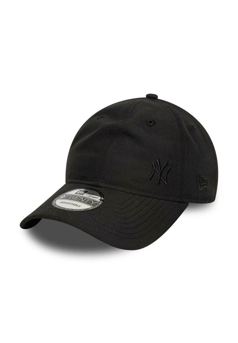 Gorra de béisbol negra ajustable con visera curvada, logo de los New York Yankees en el frente y logo de New Era en el lado.