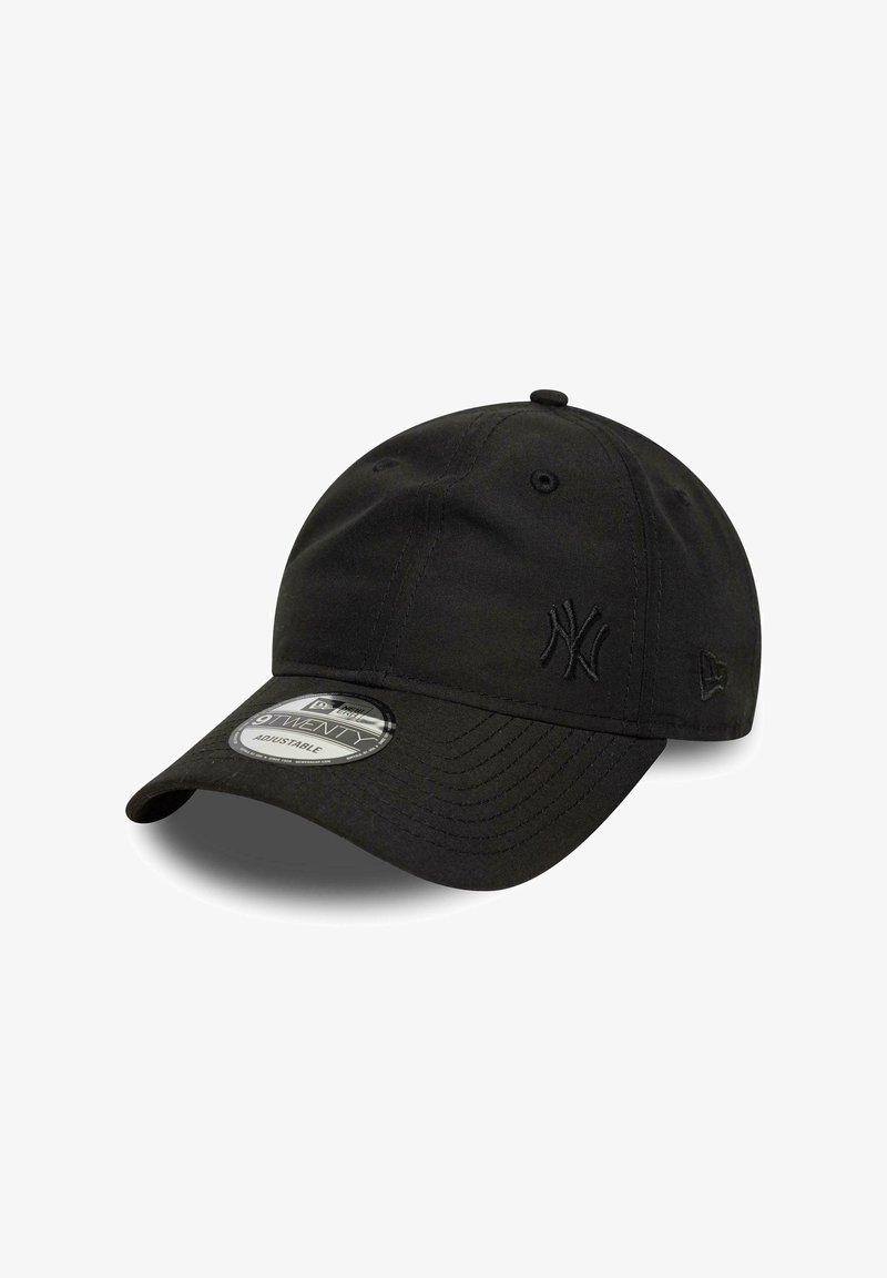 Cappellino da baseball nero regolabile con visiera curva, logo dei New York Yankees sul davanti e logo New Era sul lato.