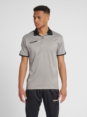 Polo gris avec des bordures et un col noir, à manches courtes et en tissu texturé ; comporte un logo sur la poitrine gauche et des accents sur les côtés.
