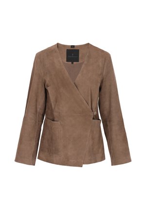 Veste portefeuille en daim marron avec un col en V, des manches longues, deux poches avant et une fermeture à bouton sur le côté gauche. Texture lisse.
