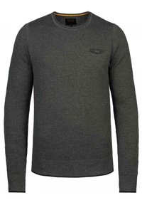 Pull gris tricoté à manches longues, col rond, avec poignets et ourlet côtelés. Présente un logo discret sur la poitrine gauche.