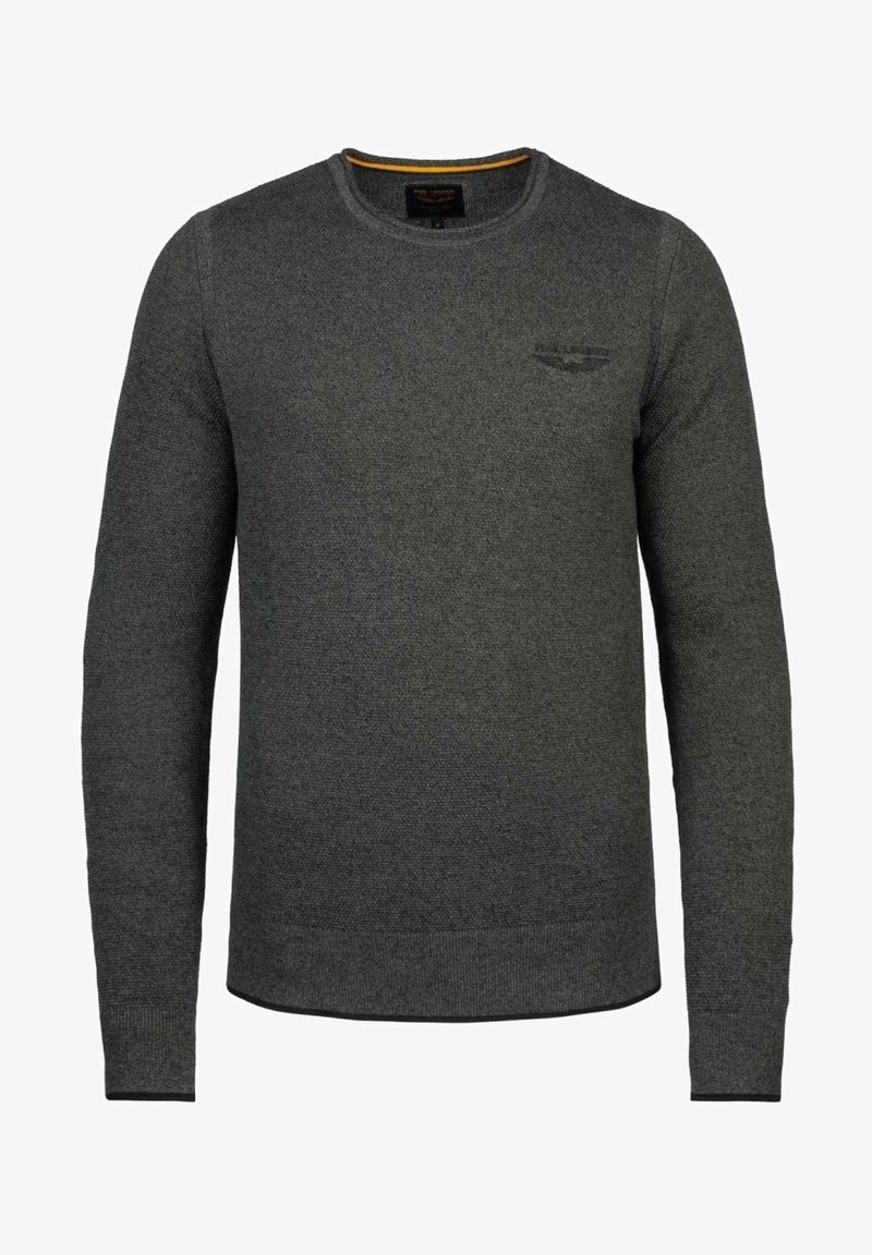 Pull gris tricoté à manches longues, col rond, avec poignets et ourlet côtelés. Présente un logo discret sur la poitrine gauche.