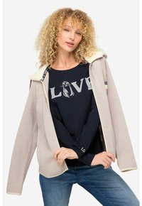 Hoodie aus hellgrauem Stoff mit weißem Fleece-Futter; verfügt über einen Frontreißverschluss, seitliche Taschen und ein kontrastierendes navyblaues Langarmshirt mit der Aufschrift "LOVE."