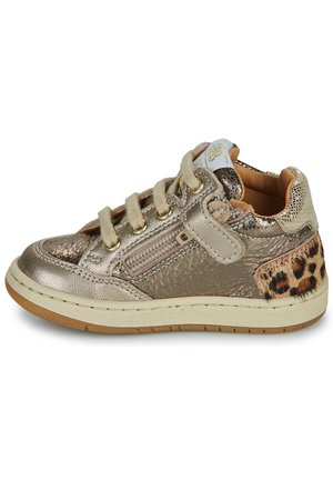 Baskets pour tout-petit couleur or métallisé avec lacets beiges, fermeture éclair latérale et accent imprimé léopard au talon, semelle en caoutchouc et col rembourré.