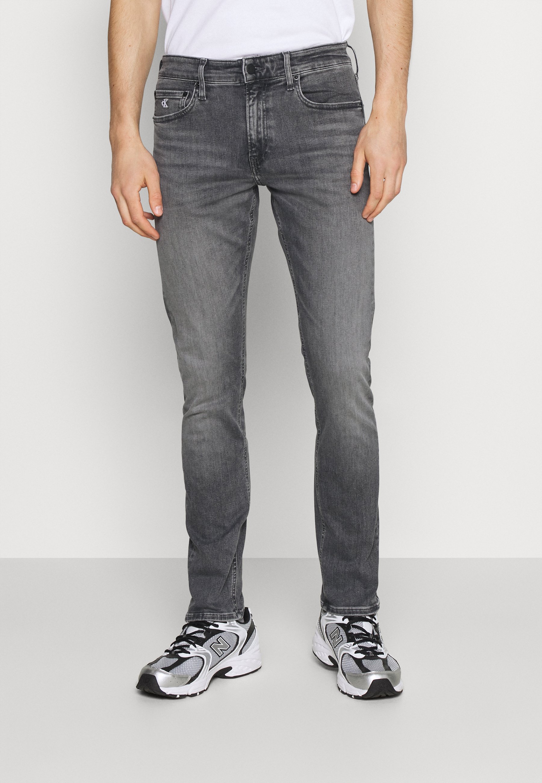 Calvin Klein Jeans SLIM FIT - Prigludę džinsai - denim grey/pilkų džinsų -  Zalando.lt