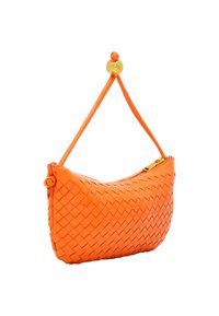 Geflochtene orange Lederhandtasche mit geschwungener Form und einem einzigen Trageriemen, ausgestattet mit einem runden Goldperlenakzent nahe der Oberseite. Reißverschlussverschluss.