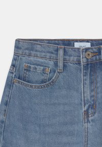 Lysblå denim jeans med et klassisk fem-lommers design, kobberstikning, et mærket taljebånd og en metalknaplukning.