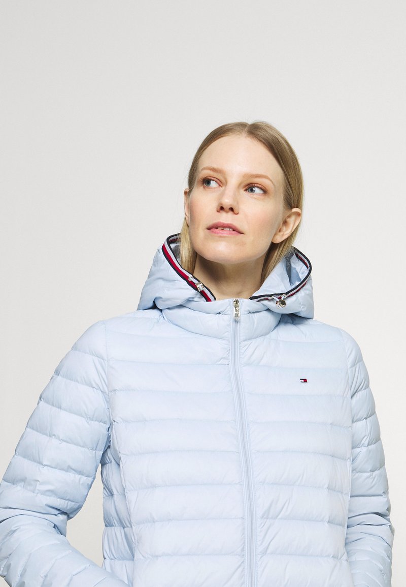 faktum brysomme Mince Tommy Hilfiger DOWN JACKET - Dunjakker - breezy blue/lyseblå - Zalando.dk