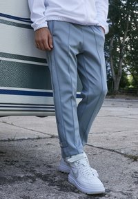 Nike Sportswear CIRCA PANT - Träningsbyxor - particle grey/coconut milk
