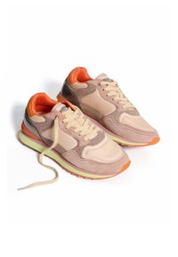 Scarpe sportive beige realizzate in materiale scamosciato e rete, con accenti arancioni, suola verde e rosa, e lacci beige. Punta arrotondata e design imbottito.