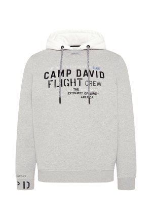 Sudadera gris de felpa con capucha forrada en blanco. Presenta diseños de texto en negro y azul, incluyendo "CAMP DAVID FLIGHT CREW". Cuerdas ajustables.