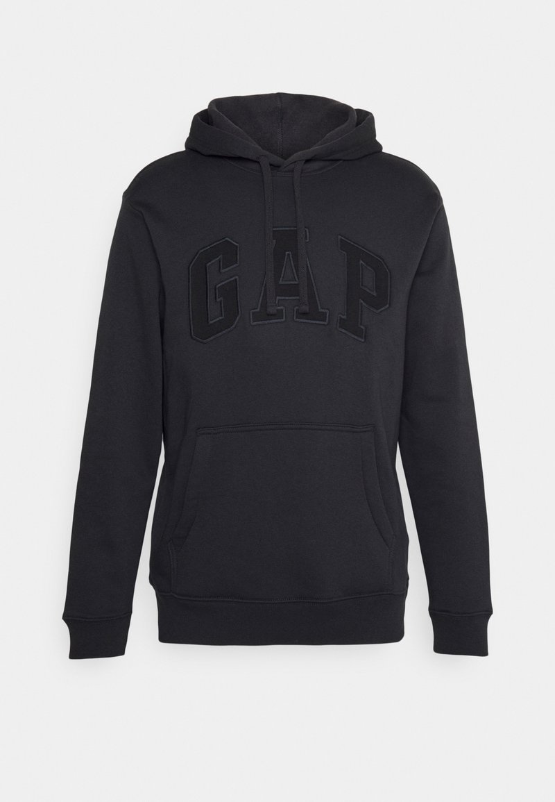 Sudadera negra hecha de una mezcla de algodón, con un bolsillo frontal tipo canguro, capucha con cordones y un logo en relieve de "GAP" en un color a juego.