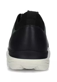 Scarpa sportiva nera e grigia con un tallone testurizzato, colletto imbottito, linguetta e suola bianca, ammortizzata, progettata per comfort e supporto.