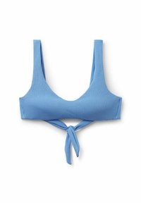 Světle modrý bikinový top s texturovanou tkaninou, který má silné ramínka a uzlovou ozdobu na přední části.