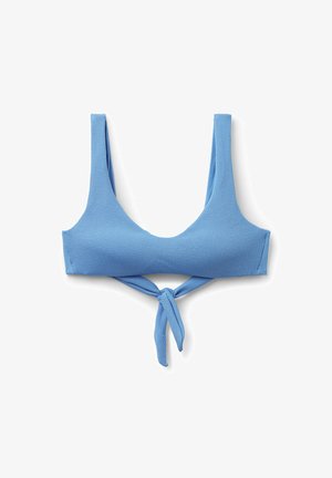 Sujetador de bikini en azul claro con una tela texturizada, que presenta tirantes gruesos y un detalle de nudo en el centro frontal.