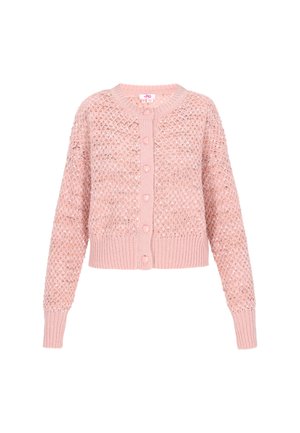 Cardigan en tricot rose avec un motif texturé, col rond et fermeture à boutons avec des boutons en forme de cœur. Les poignets et l'ourlet sont côtelés.