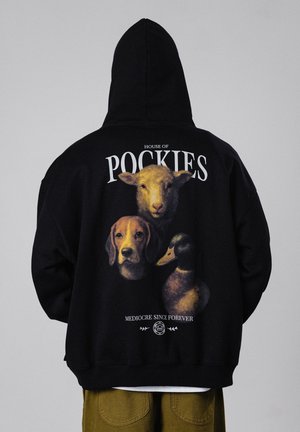 Sort hættetrøje med en illustration af et får, en hund og en and samt teksten "House of Pockies" og "Mediocre Since Forever" på ryggen.