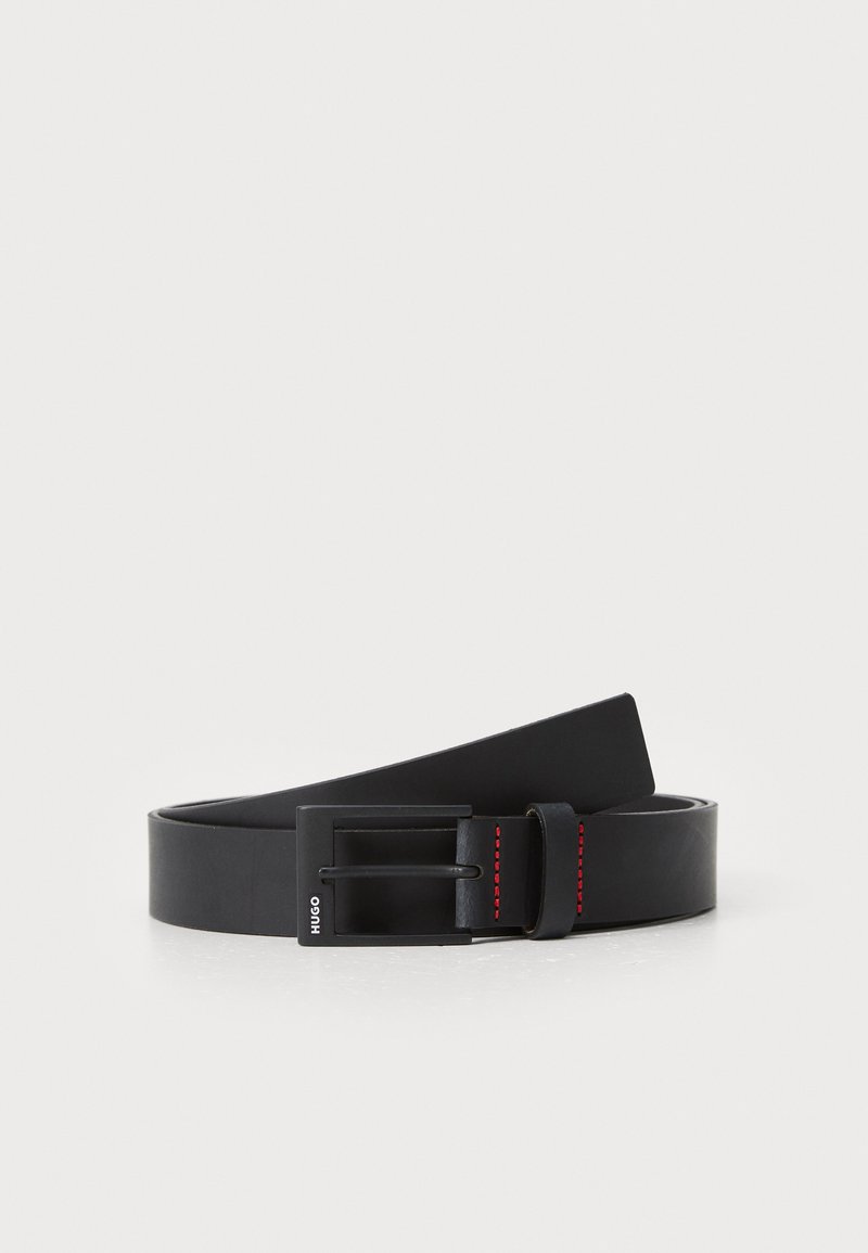 Ceinture en cuir noir avec une boucle rectangulaire matte noire. Présente des coutures rouges autour de la boucle pour un détail supplémentaire. Design simple et épuré.