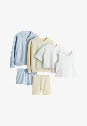 Seks-delt sæt casual tøj: lyseblå lynlåsjakke med shorts, cremefarvet sweatshirt med matchende shorts, hvid kortærmet skjorte og ærmeløs top.