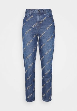 Jean en denim bleu à taille haute avec un motif diagonal beige "Tommy Hilfiger" sur toute la surface, bouton à l'avant et détails des poches.