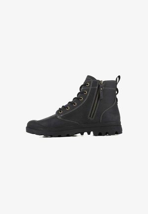 Schwarze Lederknöchelstiefel mit runder Zehe, goldenen Ösen, weißen Nähten und seitlichem Reißverschluss. Texturiertes Profil mit Grip-Details für bessere Traktion.