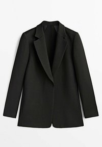 Blazer nero su misura con revers affilato, maniche lunghe e vestibilità strutturata. Realizzato in un tessuto liscio senza chiusure visibili.