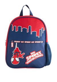 Mochila de tela roja y azul con un diseño del horizonte de la ciudad, gráficos de Spider-Man, bolsillo frontal con cremallera y bolsillo lateral de malla.