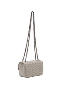 Lys grå vævet læder handbag med rektangulær form, to kædetræk og en glat overflade. Har subtile syninger.