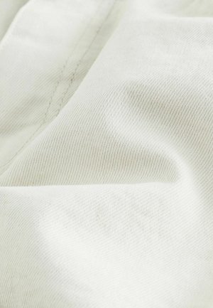 Šviesiai kreminis audinys su subtiliu tekstūriniu audiniu, rodantis smulkius įstrižus raštus ir švelnius raukšles. Puikiai tinka drabužiams ar aksesuarams.