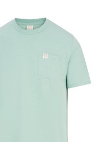 Jasno miętowy t-shirt z krótkim rękawem, okrągły dekolt, z małą kieszonką na piersi z metką. Teksturowany materiał o luźnym kroju.