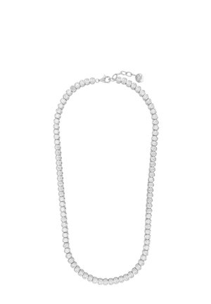 Collier en argent présentant une série de cristaux clairs, ronds et facettés, montés en ligne, avec un fermoir et un détail de chaîne réglable.