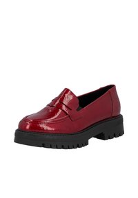 Mocassin en cuir verni rouge avec un bout arrondi, une épaisse semelle noire, et une sangle décorative sur le devant. Texture lisse et brillante.