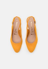 Žluté semišové slingback boty s špičatými prsty, štíhlým páskem kolem kotníku a polstrovanou stélkou. Číslo stylu 37 je uvedeno uvnitř.