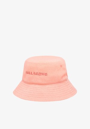 Sombrero tipo bucket en color rosa coral, hecho de tela ribeteada con una superficie texturizada y un logotipo bordado de "Billabong" en la parte frontal.