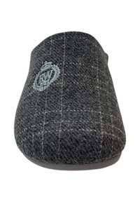 Grijze gevoerde slipper met een zachte textuur, voorzien van een geblokt patroon en een blauw geborduurd logo aan de zijkant. Ronde tekening.