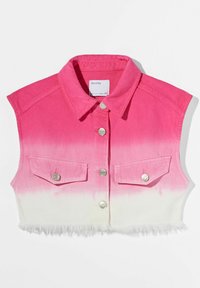 Gilet in denim cropped rosa e bianco con colletto, bottoni argentati, due tasche sul petto e orlo sfrangiato. Design ombre che sfuma dal rosa al bianco.