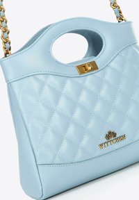 Borsa a tracolla in pelle trapuntata di colore azzurro chiaro con design strutturato, manico circolare superiore, dettagli in oro e logo impresso sul davanti.