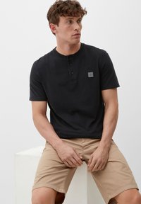s.Oliver MIT HENLEY-AUSSCHNITT - Jednoduché tričko - schwarz