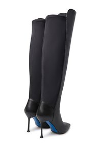 Stivali neri con tacco alto dal design elegante, realizzati in pelle e tessuto, con una superficie liscia e dettagli sulla suola blu in contrasto.